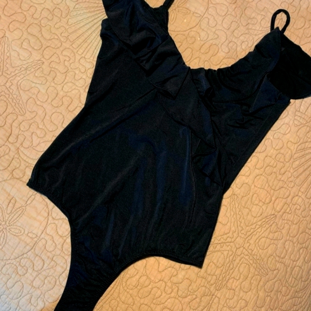 FASHION NOVA NWOT Black Raya Ruffle Shortsleeve
